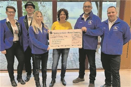 Schäger überreichen eine Spende an den Schulförderverein