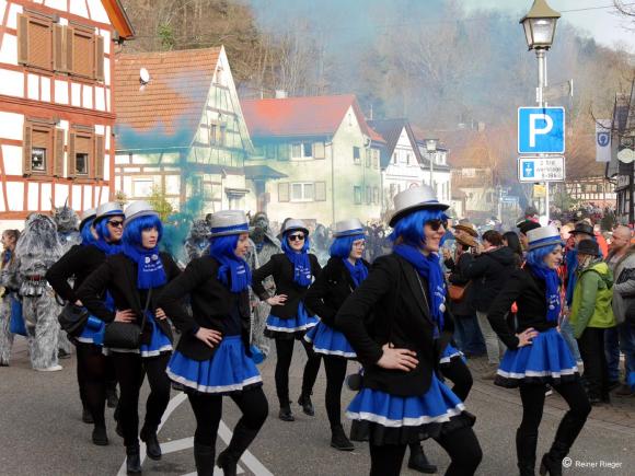 Farbenprächtiger Umzug bei Kaiserwetter durch das Fachwerkdorf