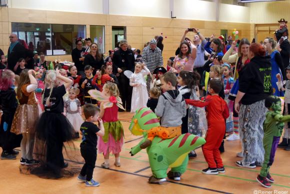 Alisa Kraft, Selina Merz und Sarah-Nadine Straub unterhalten alle Kids vorbildlich in der Wiesentalhalle