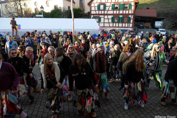 Eine große Schar an Doowall-Hexen ließen bei ihrem Straßentanz grazil die Hüften kreisen
